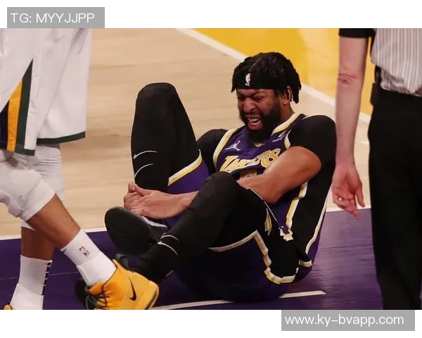 浓眉缺席九场比赛坐板凳身穿NFL球衣观战绿湾包装工比赛