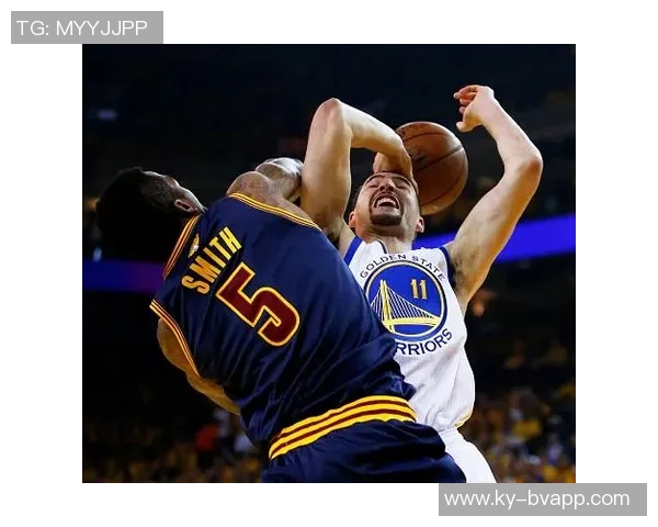 萨尔故意推倒克洛尼并撞击CJ裁判升级判罚为恶意犯规引发热议